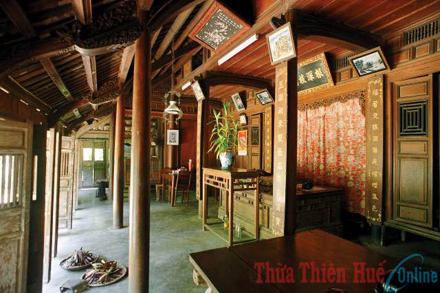 Bàn thờ trong gia đình Huế. Ảnh: Bảo Đàn